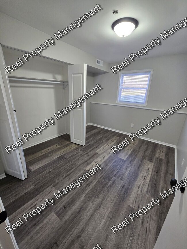 Building Photo - Updated Four Bedroom