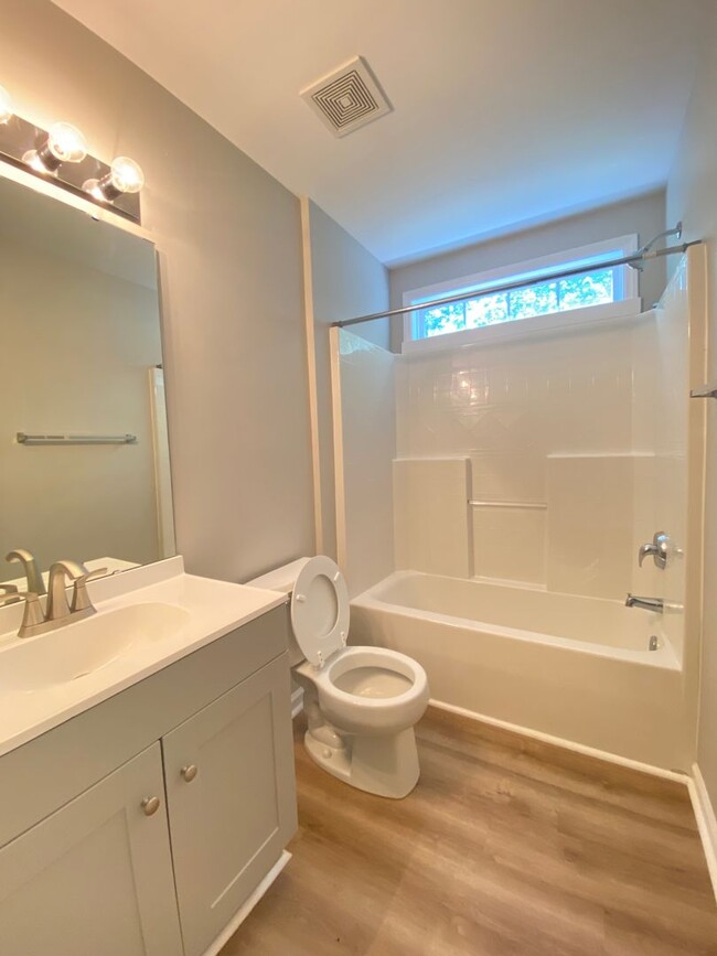 Building Photo - 2 bedroom / 2 bathroom - 3rd floor condo e...