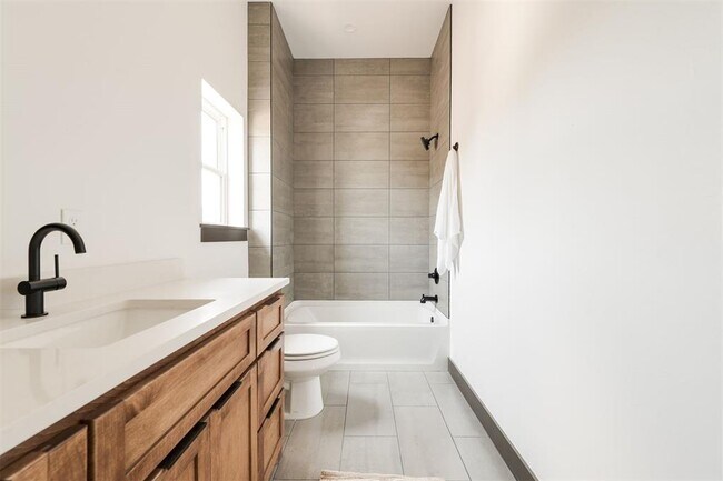 Building Photo - 1005 N Kelham Ave