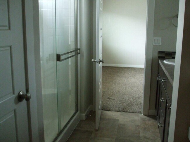 Building Photo - Beautiful  4 bed, 2.5 bath 2 car with extra deep bay and an additional office