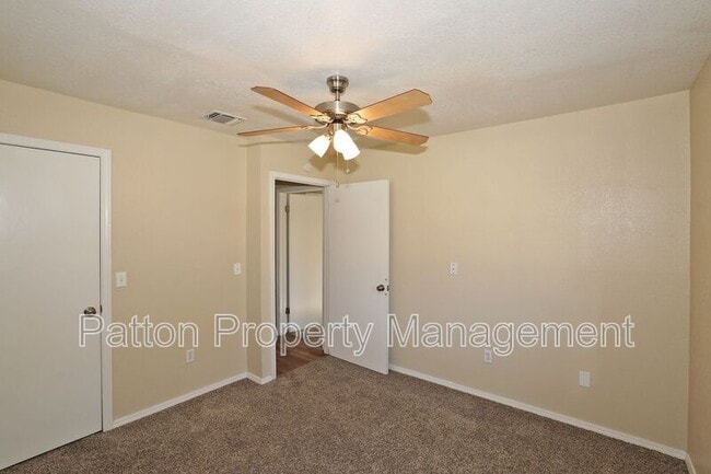 Building Photo - 2905 Salem Dr