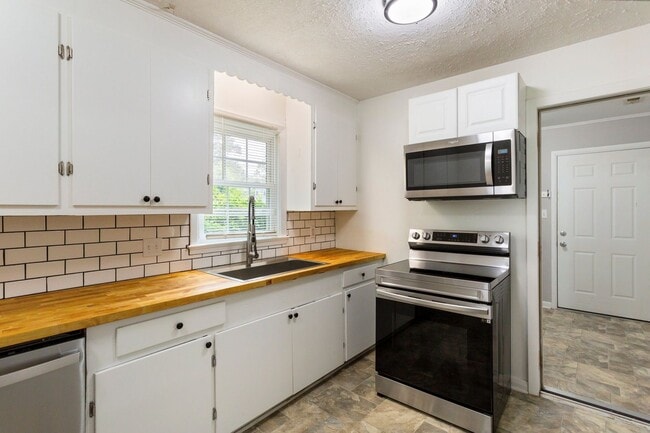Building Photo - Charming Renovated 3-Bedroom Home in River...