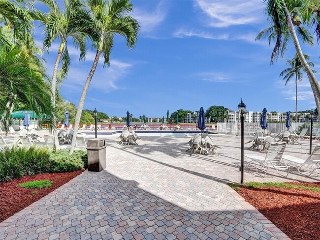 Building Photo - 9451 Live Oak Pl