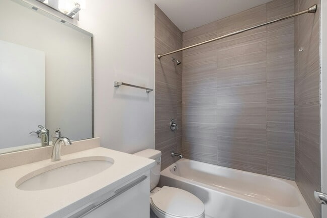 Building Photo - 2700 W North Ave