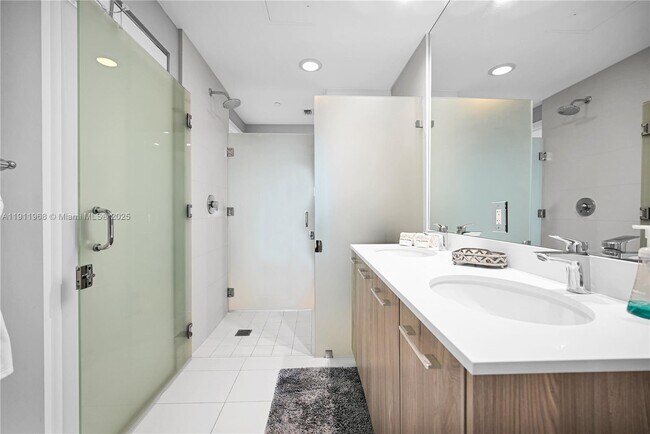 Building Photo - 501 NE 31st St