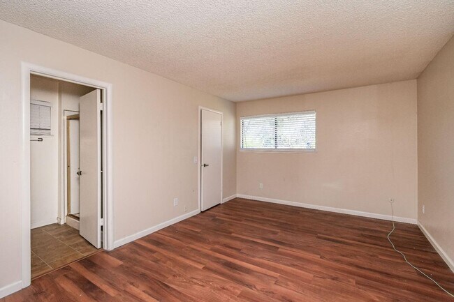 Building Photo - 4973-4975 Summerwood Circle