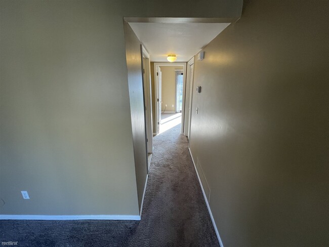 Building Photo - 2 br, 1 bath Condo - Martin Orchards Condo...