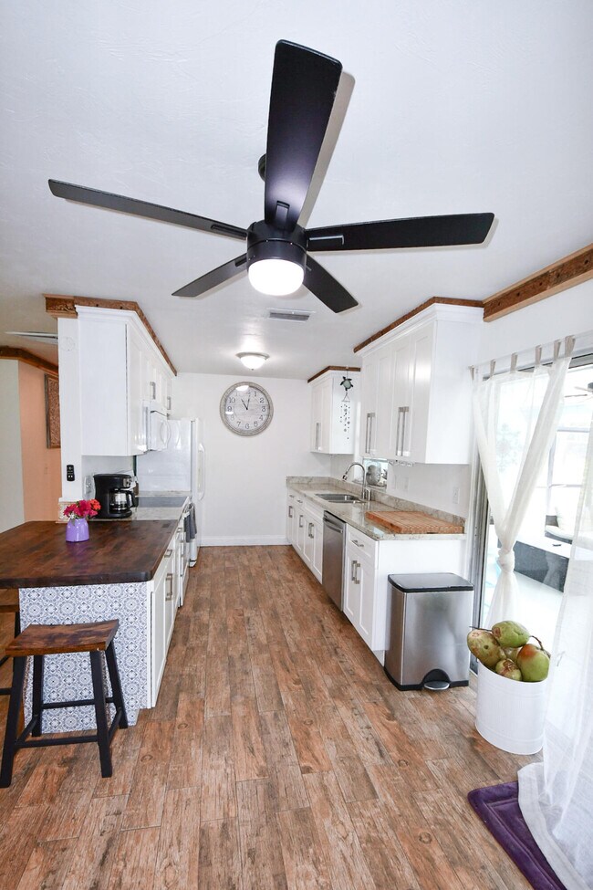Building Photo - 6432 SE Clairmont Pl