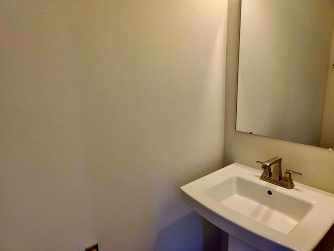 Building Photo - 319 Elm Ct.