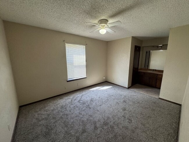 Building Photo - 2 bed, 2 baths and a 2 car garage duplex f...