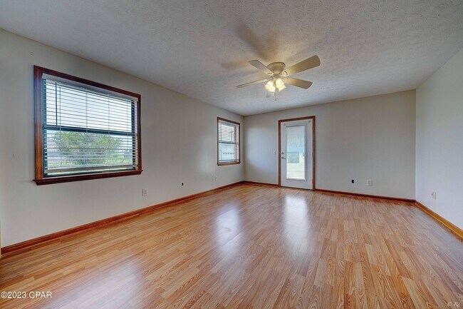 Building Photo - 2422 Thames Dr