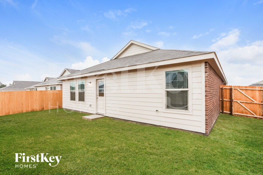 Building Photo - 1141 Crestview Dr