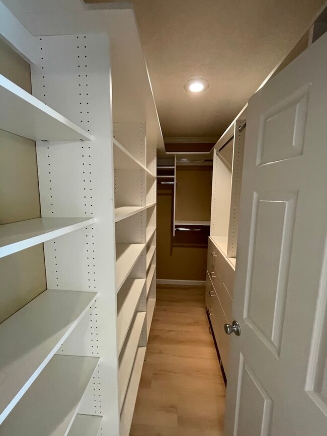 Building Photo - 2208 White Oak Dr