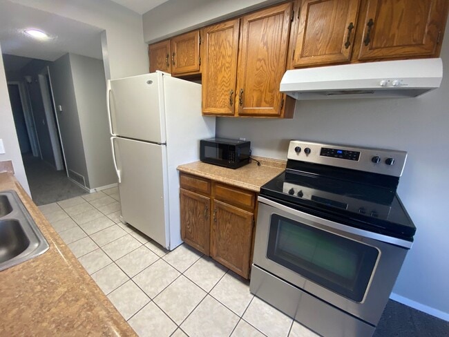 Building Photo - Large 2 bed 1 bath Top Floor Condo