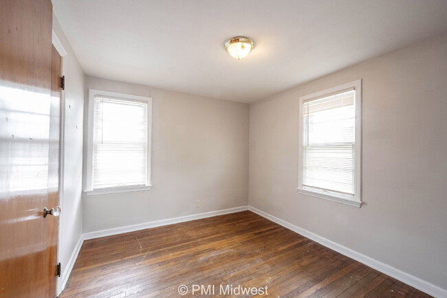 Building Photo - "Charming 2-Bedroom Duplex with Gleaming H...