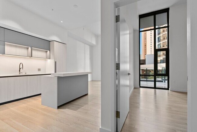 Building Photo - Luxury Executive Condo w/AC in the Heart o...