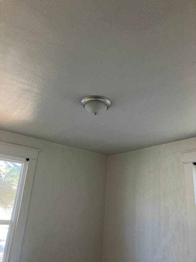 Building Photo - 803 E Washington St