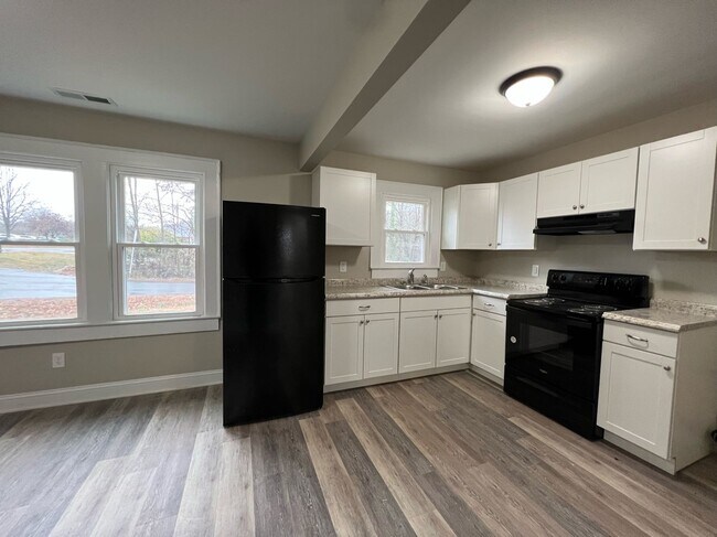 Building Photo - 3 Bedroom 1 Bathroom Home Located In Green...
