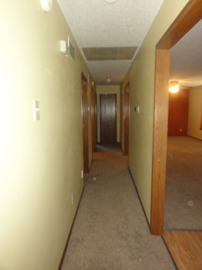 Building Photo - Great Home in Smaller Chapman Community!