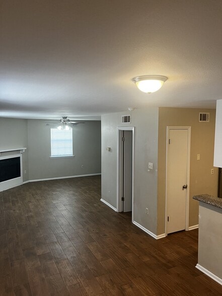Building Photo - 725 Heavens Dr