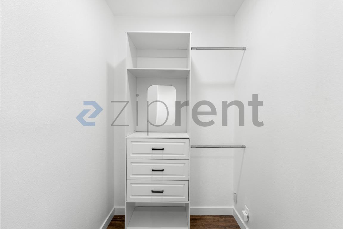 Building Photo - Unit
