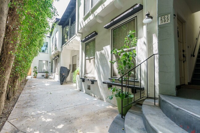 Building Photo - 147 N Hamilton Dr