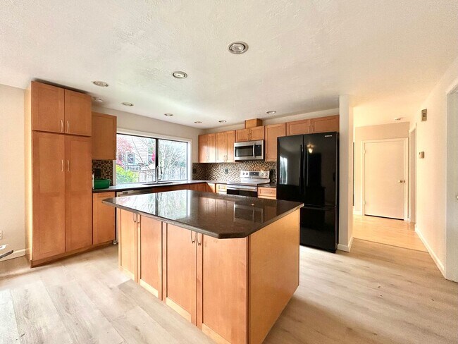 Building Photo - Large 4 Bed, 2.5 Bath House! Landscaping Included!