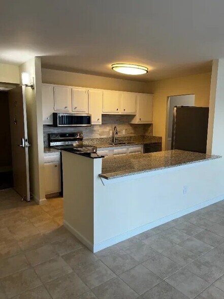 Building Photo - 3558 Shore Dr