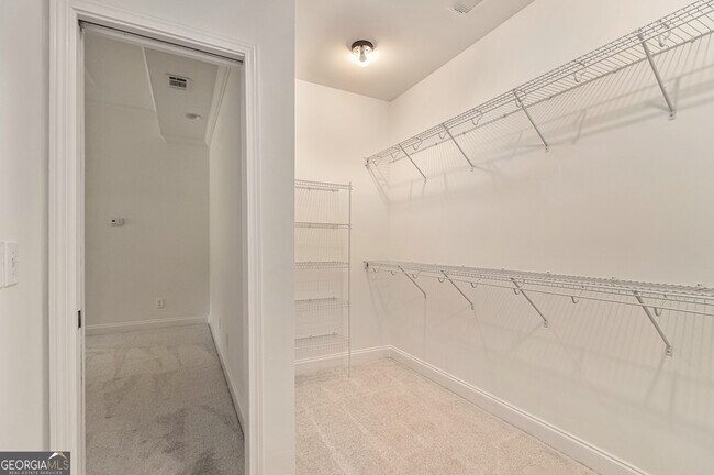 Building Photo - 180 Greenview Dr