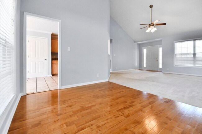 Building Photo - Three Bedroom with Bonus and Pool!
