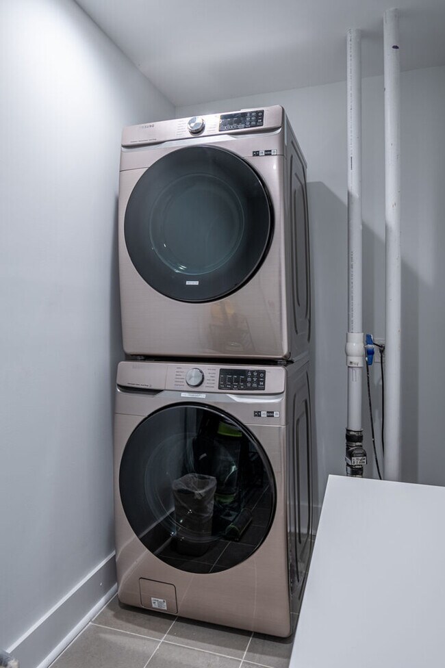 Building Photo - 2617 Caladium Dr NE