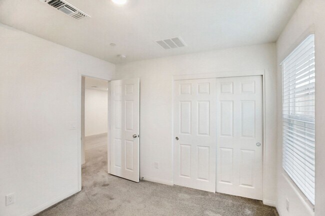 Building Photo - INSPIRADA BEAUTY WITH BED AND FULL BATH ON 1ST FLOOR