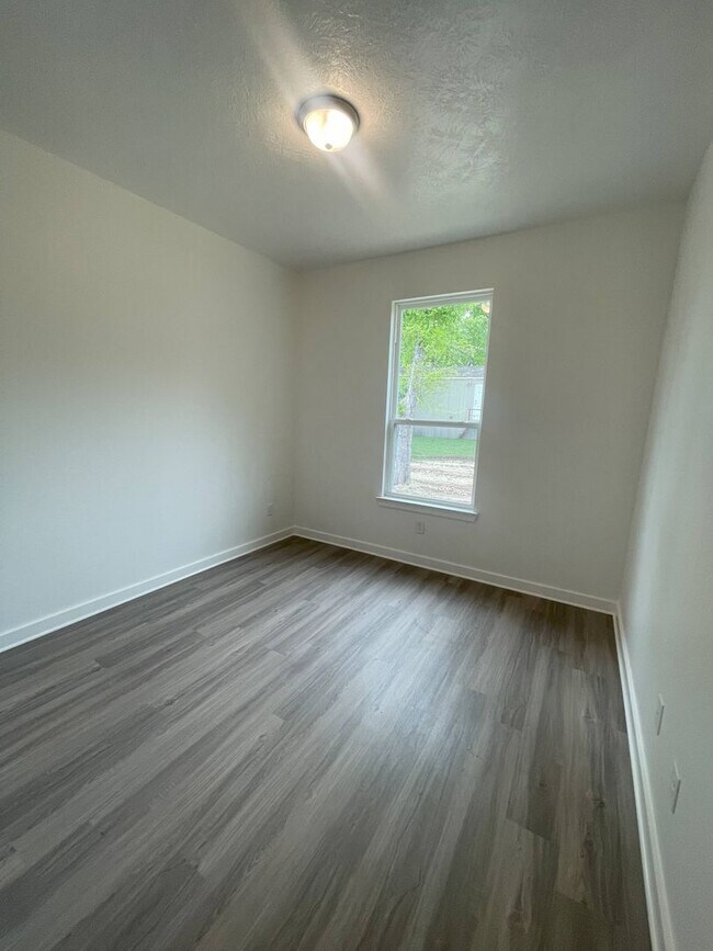 Building Photo - 1612 W 5th St