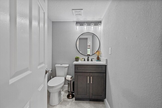 Building Photo - 13855 Shawmut Ct