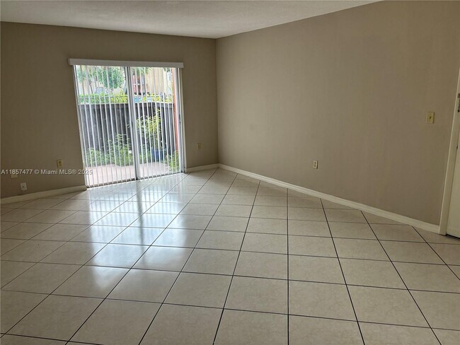 Building Photo - 10748 N Kendall Dr