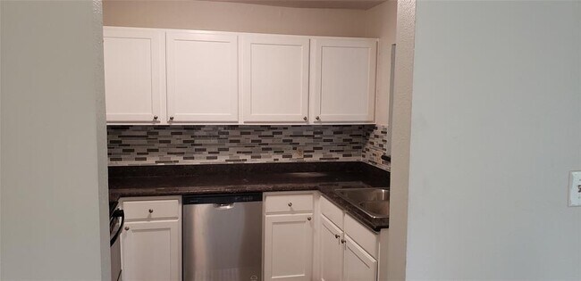 Building Photo - 2379 Briarwest Blvd