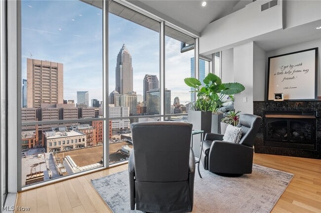 Building Photo - 701 W Lakeside Ave