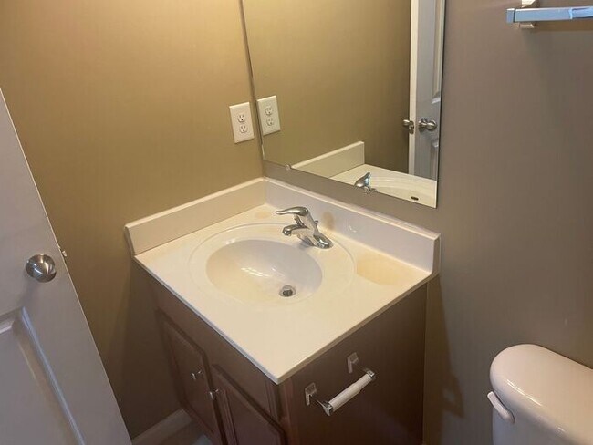 Building Photo - Large 3 Bedroom/2.5 Bath/Bonus/Florida Room