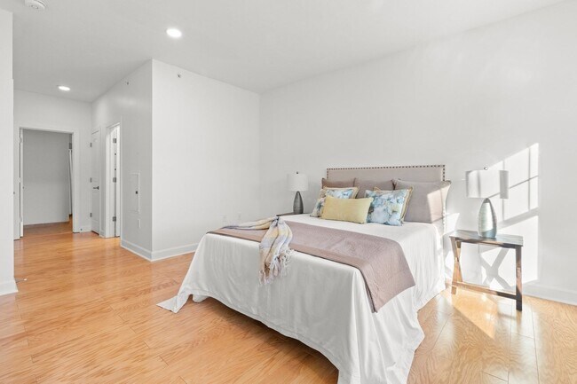 Building Photo - Danvers Updated 3 Bed 2 Bath | Top Floor Condo | Avail Now