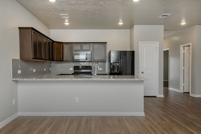 Building Photo - Bright & Cozy Townhome