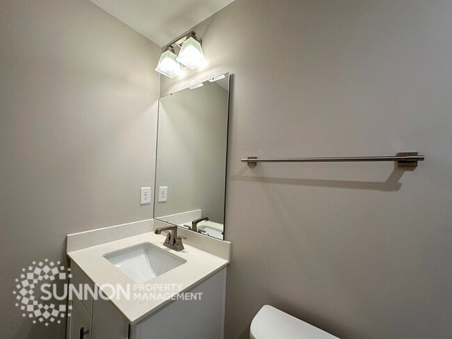 Building Photo - 3BR Townhome with Rooftop Deck in LoSo