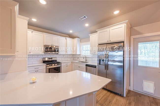 Building Photo - 533 Brinley St