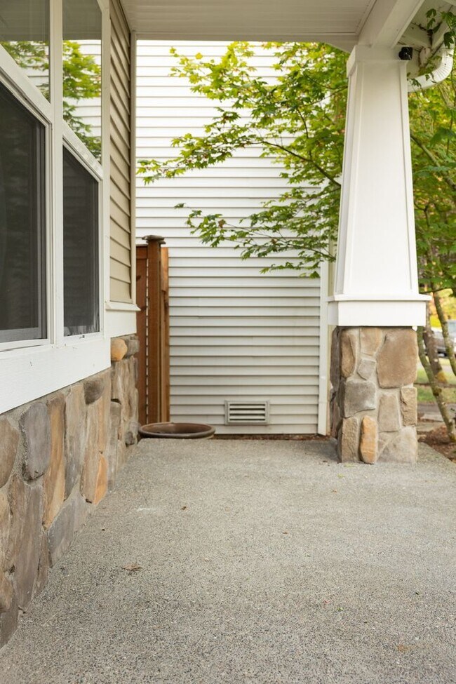 Building Photo - Updated 4 Bedroom DuPont Home for Rent