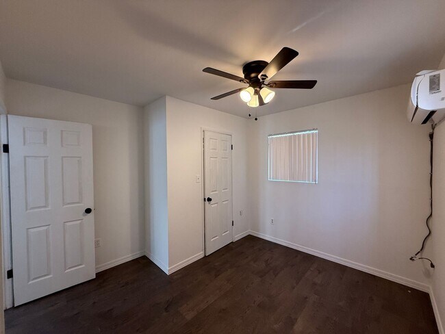 Building Photo - 3 Bedroom 1 Bathroom