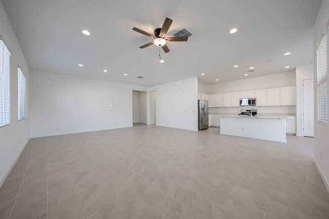 Building Photo - Beautiful 4 bedroom plus den home in Aloravita
