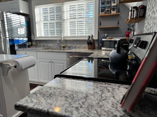 Building Photo - 10417 S Grant Ave