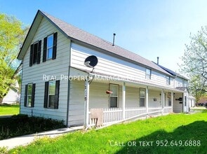 Building Photo - 412 N Cedar St