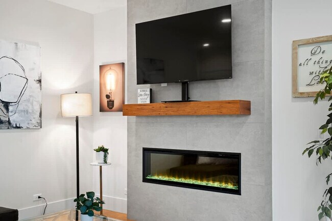 Building Photo - 2110 W Washington Blvd