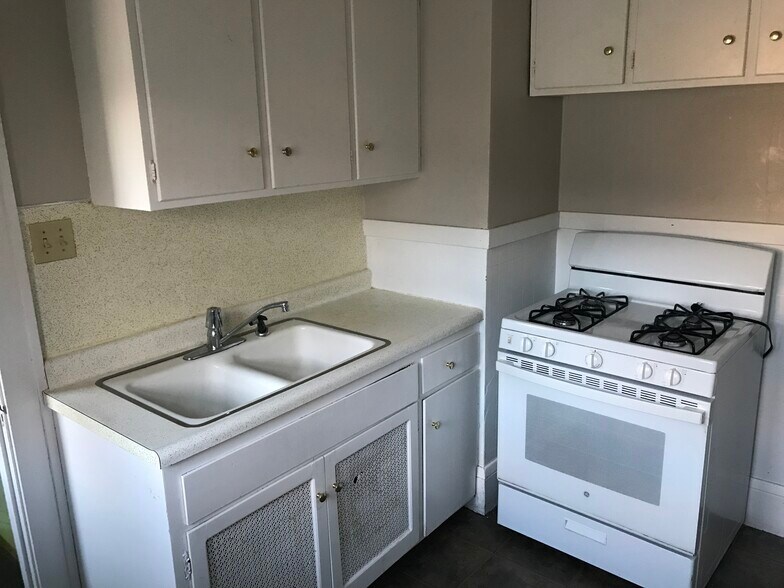 Building Photo - 2104 Hartford Ave