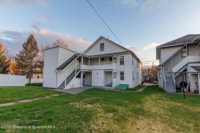 Building Photo - 623 E Elm St